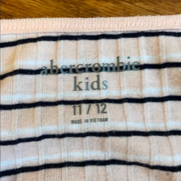 A striped tee🌸 - Picture 3 of 3